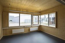 Nouveau bâtiment commercial avec des éléments NUR-HOLZ