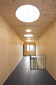 Nouveau bâtiment commercial avec des éléments NUR-HOLZ