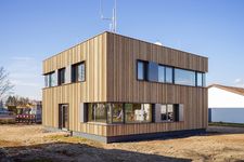 Nouveau bâtiment commercial avec des éléments NUR-HOLZ