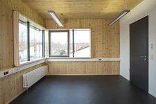 Nouveau bâtiment commercial avec des éléments NUR-HOLZ
