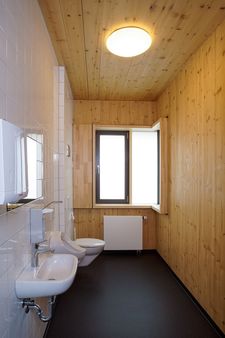 Nouveau bâtiment commercial avec des éléments NUR-HOLZ