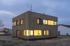 Nouveau bâtiment commercial avec des éléments NUR-HOLZ