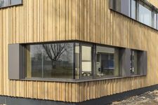 Nouveau bâtiment commercial avec des éléments NUR-HOLZ