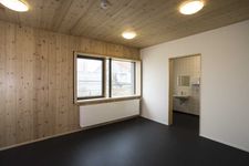 Nouveau bâtiment commercial avec des éléments NUR-HOLZ