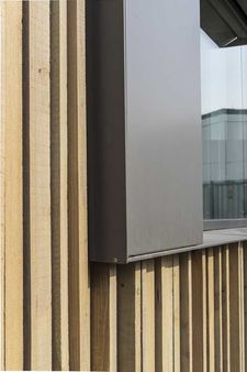 Nouveau bâtiment commercial avec des éléments NUR-HOLZ