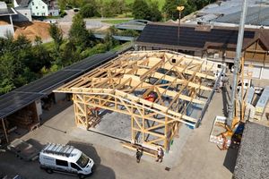 Bau einer Maschinen- und Lagerhalle - perfektes Zusammenspiel von Abbund, Holzrahmenbau und unserer Zimmerei
