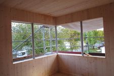 Nouveau bâtiment commercial avec des éléments NUR-HOLZ