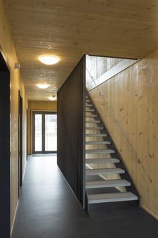 Nouveau bâtiment commercial avec des éléments NUR-HOLZ